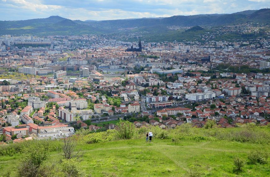Vue de la cathédrale de clermont et des côtes de Chanturgue